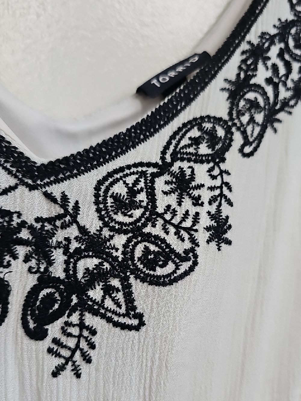 TORRID White Gauze Embroidered Smocked Dress Size 0 - Picture 3 of 7